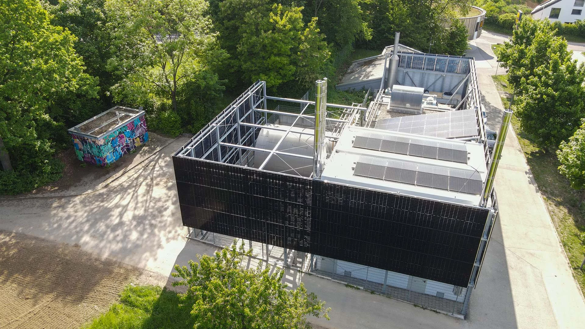 Energiezentrale, erneuerbare Energien, Photovoltaik, Wärmepumpe, Holzschnitzel, BIPV, Retrofit, Schallschutzfassade, bifaziale Module, Naturenergie Kaiserstein, emissionsfreie Wärme, nachhaltige Gebäudetechnik, urbane Wärmewende