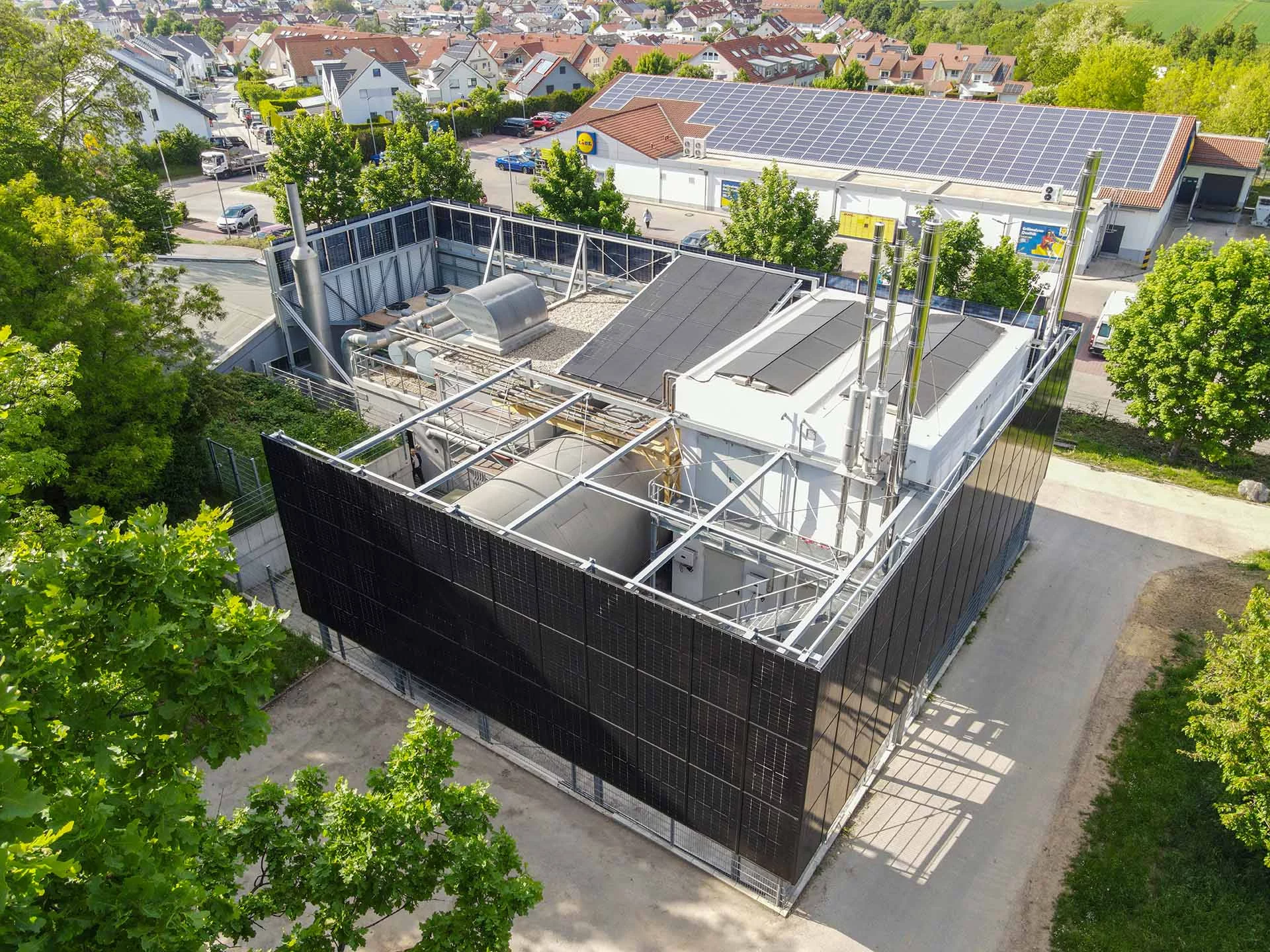 Naturenergie Kaiserstein Energiezentrale, erneuerbare Energien, Photovoltaik, Wärmepumpe, Holzschnitzel, BIPV, Retrofit, Schallschutzfassade, bifaziale Module, Naturenergie Kaiserstein, emissionsfreie Wärme, nachhaltige Gebäudetechnik, urbane Wärmewende
