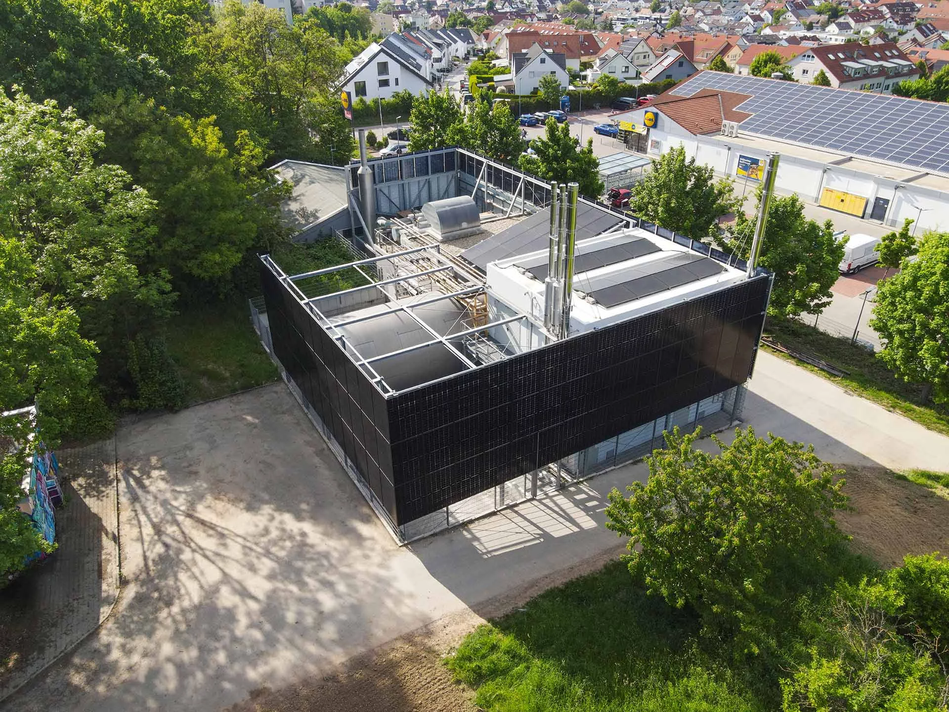 Naturenergie Kaiserstein Energiezentrale, erneuerbare Energien, Photovoltaik, Wärmepumpe, Holzschnitzel, BIPV, Retrofit, Schallschutzfassade, bifaziale Module, Naturenergie Kaiserstein, emissionsfreie Wärme, nachhaltige Gebäudetechnik, urbane Wärmewende