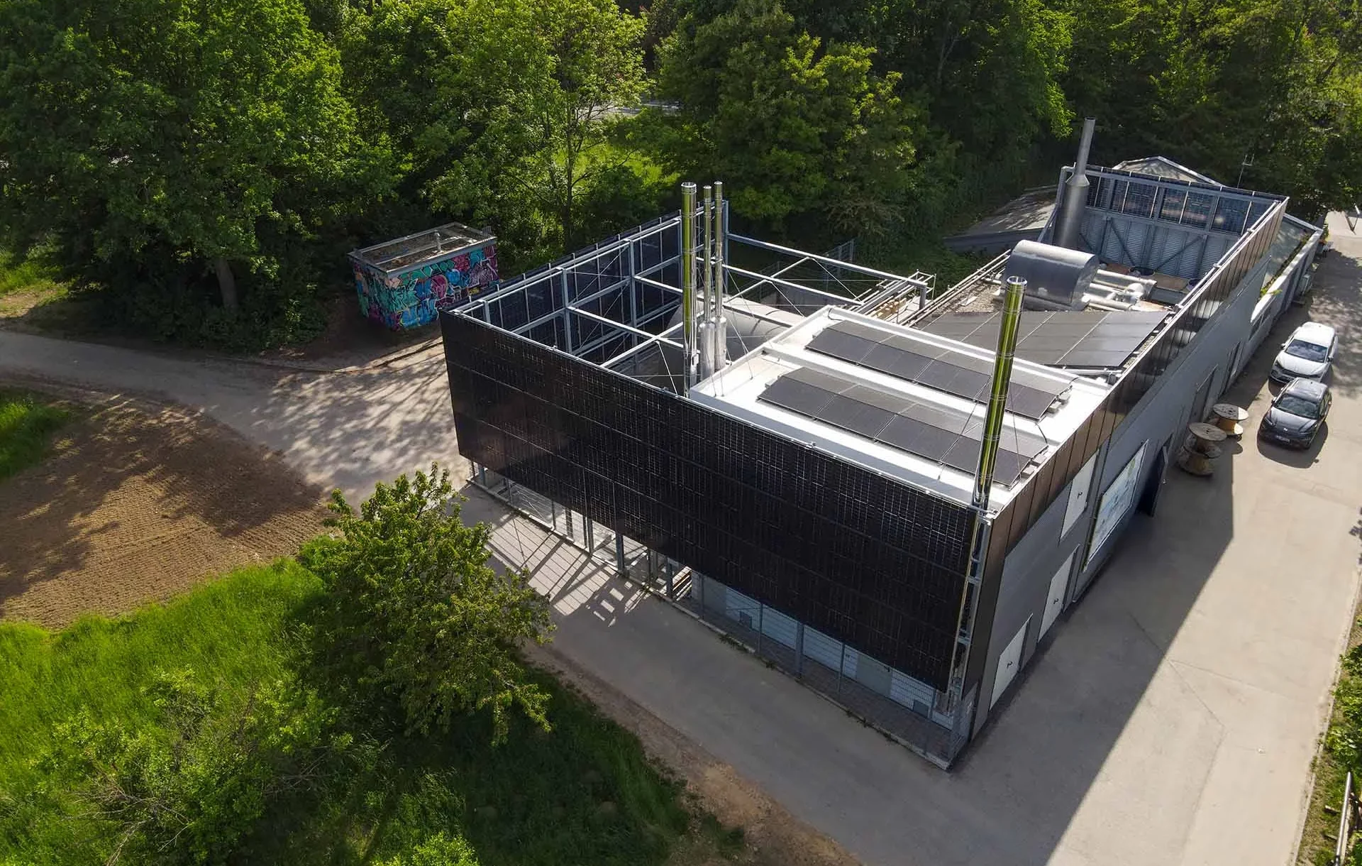 Naturenergie Kaiserstein Energiezentrale der Naturenergie Kaiserstein mit bifazialen Modulen